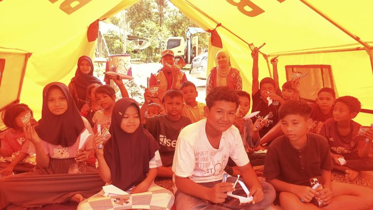 ARM HA-IPB HIBUR ANAK-ANAK PENYINTAS BANJIR DI POSKO COT ARA, BIREUEN