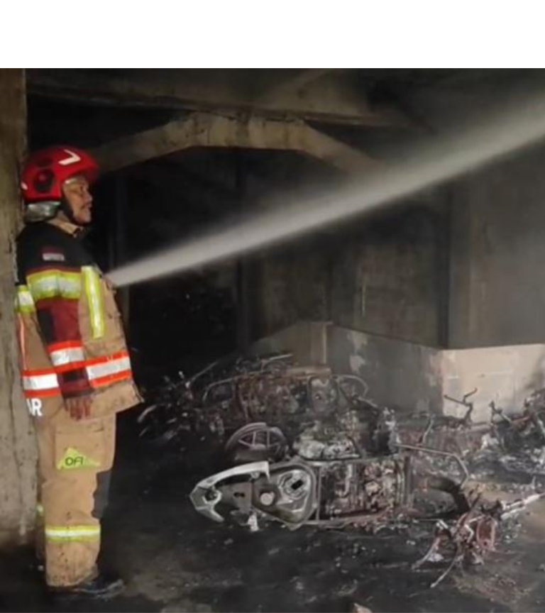 Kebakaran Hebat di Parkiran Depan Stasiun Bogor, Belasan Motor Ludes Terbakar