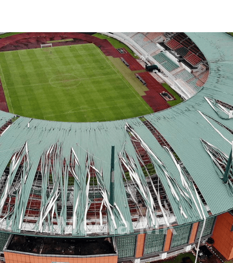 Angin Kencang Selama 15 Menit Rusak Atap Stadion Pakansari Bogor