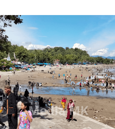 Ribuan Wisatawan Padati Pantai Ujung Genteng Selama Libur Lebaran