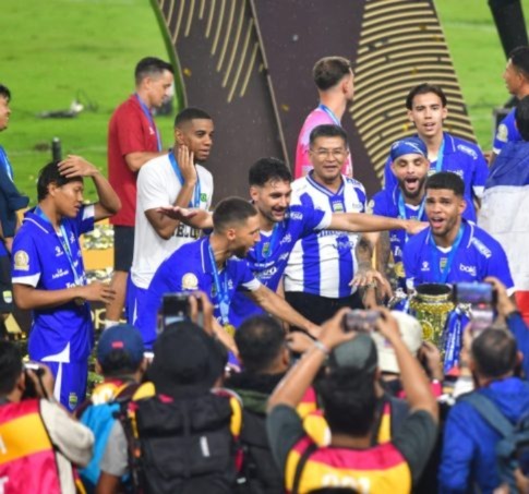 Lautan Biru Menyala! Ribuan Bobotoh Rayakan Konvoi Juara Persib Bandung Liga Super 2025/2026