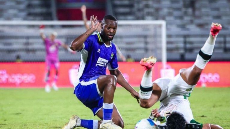 Persib Bandung Menang Comeback 3-2 atas Bali United, Drama Panas Terjadi di Gianyar